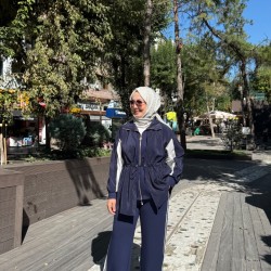 BELDEN BAĞCIKLI KONTRAST GARNİLİ TAKIM LACİVERT