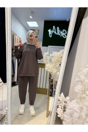 KESİK DETAYLI VE BASKILI SPOR TAKIM KAHVE