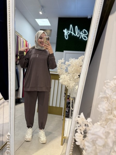 KESİK DETAYLI VE BASKILI SPOR TAKIM KAHVE