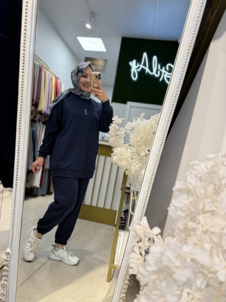 KESİK DETAYLI VE BASKILI SPOR TAKIM LACİVERT